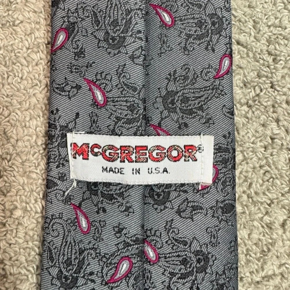 McGregor Mens Grey Paisley Silk Blend Necktie Pink Accents Made in USA RN 16446